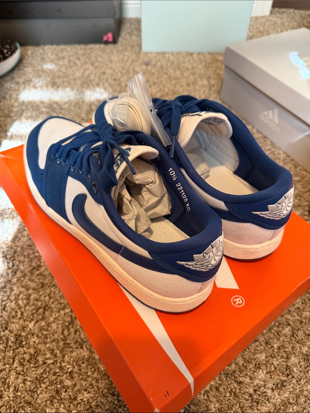 Nike Jordan 1 low KO Royal and white - Picture 4 of 8